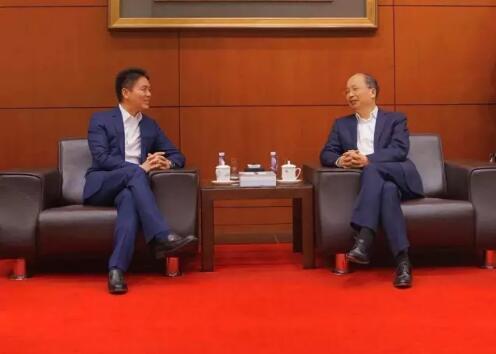 中國工商銀行董事長(zhǎng)易會(huì)滿和京東集團(tuán)董事局主席兼首席執(zhí)行官劉強(qiáng)東見證了雙方合作協(xié)議的簽署。 