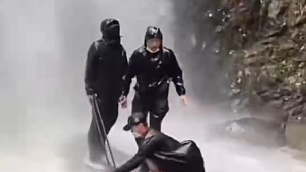 暴雨天打卡瀑布出什么片？ 警示教育片！