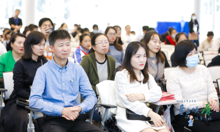 現(xiàn)場(chǎng)觀(guān)眾認(rèn)真聆聽(tīng)孩子們講故事