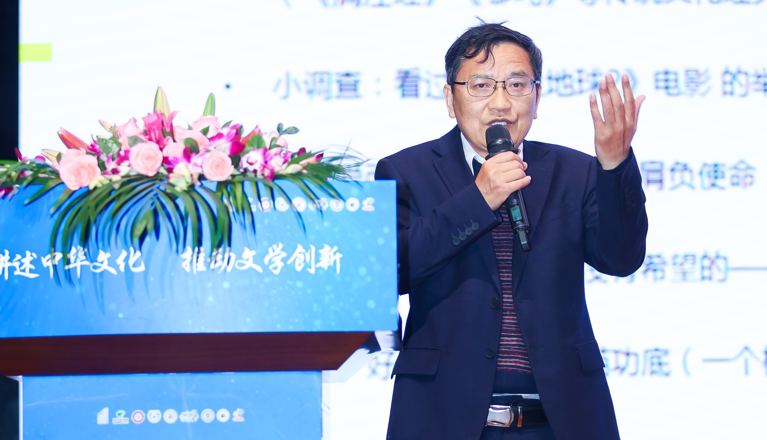 活動現(xiàn)場，“全國文學(xué)盛典名師大講堂”主講嘉賓謝晨為大家?guī)碇黝}講座